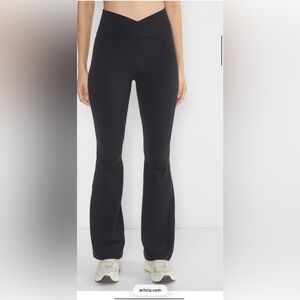 Aritzia TNA Golden Butter Flare Leggings – Black – Size 10